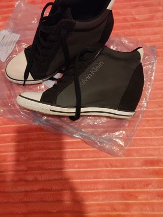 Zapatillas tipo bota de segunda mano por 30 EUR en Valencia en WALLAPOP