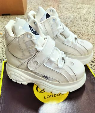 Botas de plataformas blancas charol Buffalo mujer. de segunda mano por 135  EUR en Avilés en WALLAPOP