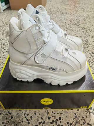 Botas de plataformas blancas charol Buffalo mujer. de segunda mano por 135  EUR en Avilés en WALLAPOP