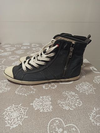 Zapatilla tipo Converse negra de segunda mano por 3 EUR en Móstoles en  WALLAPOP