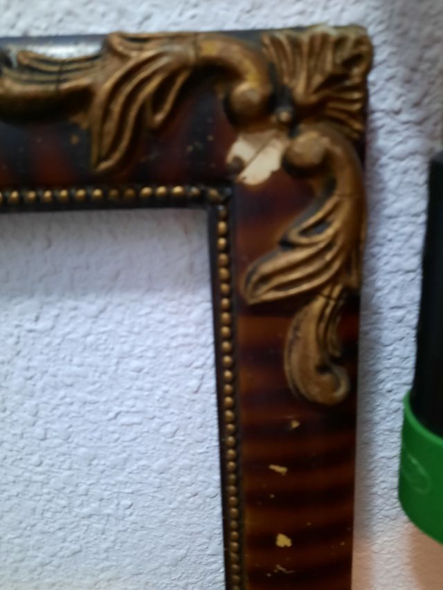 dos marcos  dorados uno es muy antiguo