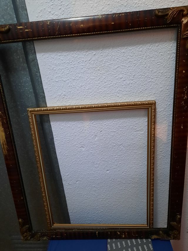 dos marcos  dorados uno es muy antiguo