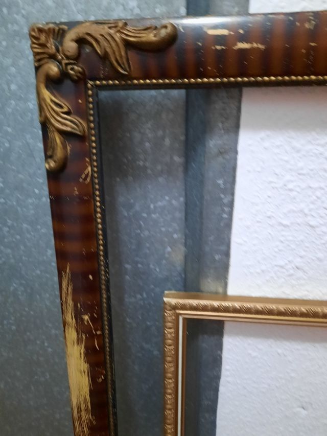 dos marcos  dorados uno es muy antiguo