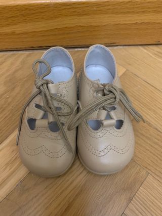 Zapatos de bebé talla 20 de segunda mano por 10 EUR en Madrid en WALLAPOP