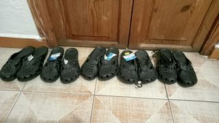 Chanclas tipo crocs cada una 1€ de segunda mano por 1 EUR en Son Ferriol en  WALLAPOP
