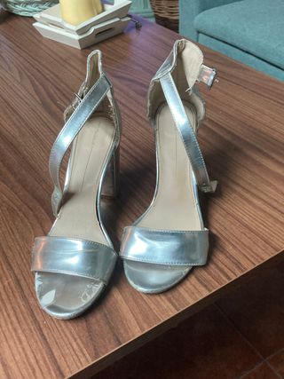ZAPATOS TACON SANDALIAS PLATEADAS PULL AND BEAR de segunda mano por 6 EUR  en Villarrubia de los Ojos en WALLAPOP