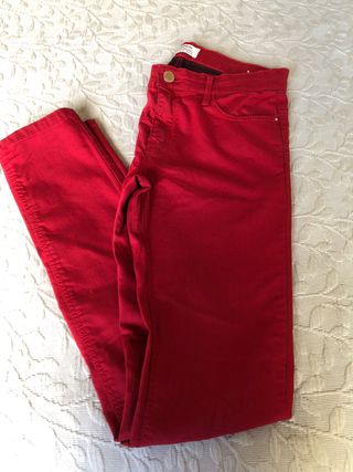 Pantalón rojo Stradivarius talla 38 pitillo de segunda mano por 10 EUR en  Palma de Gandía en WALLAPOP