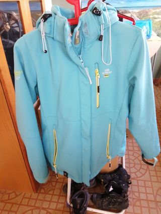 Chaqueta geographical norway mujer de segunda mano por 20 EUR en La Barrosa  en WALLAPOP