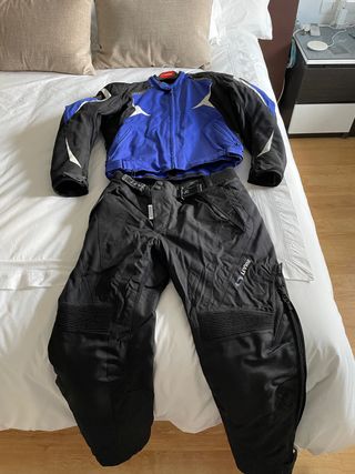 Traje de cordura para moto 2 piezas de segunda mano por 130 EUR en Sevilla  en WALLAPOP