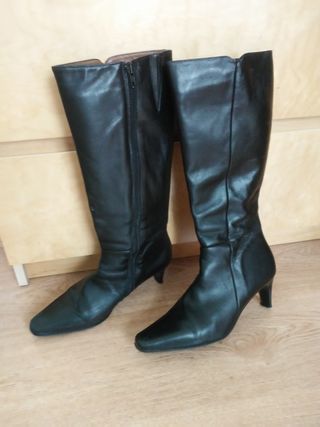 Botas altas de tacón de segunda mano por 5 EUR en Madrid en WALLAPOP