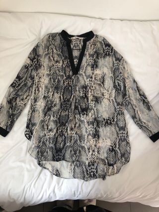 Camisa estampado serpiente ZARA de segunda mano por 10 EUR en Madrid en  WALLAPOP