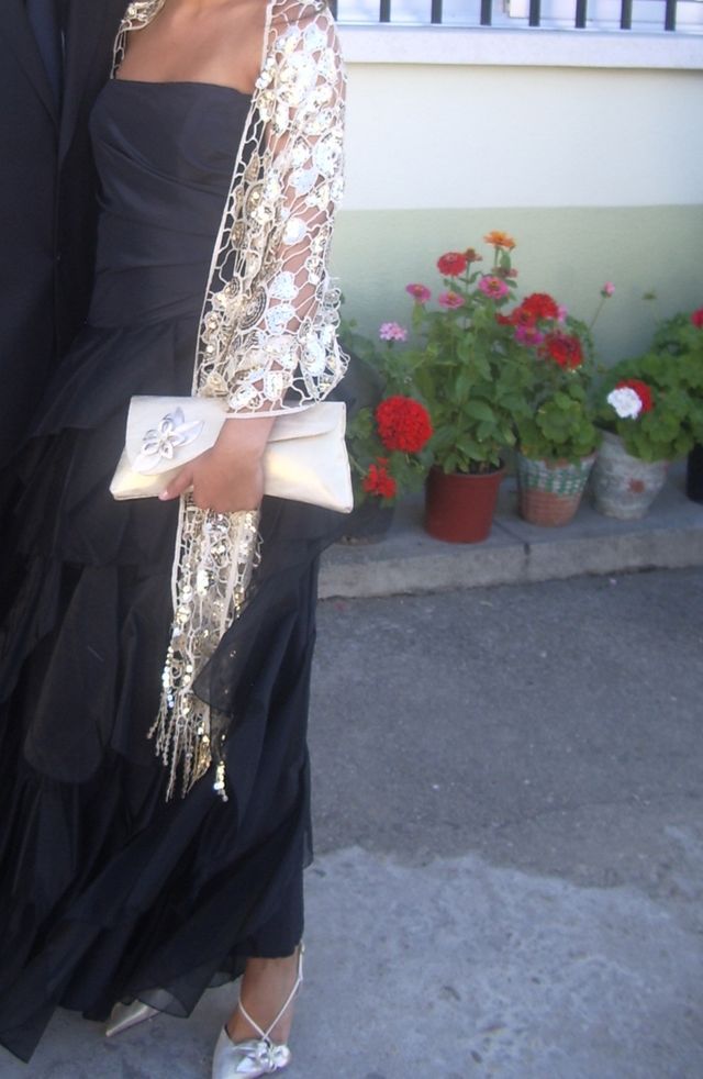 Vestido de fiesta negro con volantes.