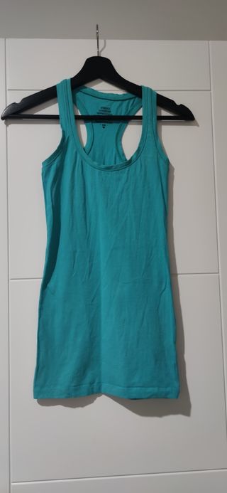 Camiseta de tirantes básica de Bershka de segunda mano por 3,5 EUR en  Sabadell en WALLAPOP