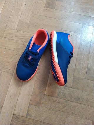 Botas de futbol talla 33 de segunda mano por 6 EUR en Madrid en WALLAPOP