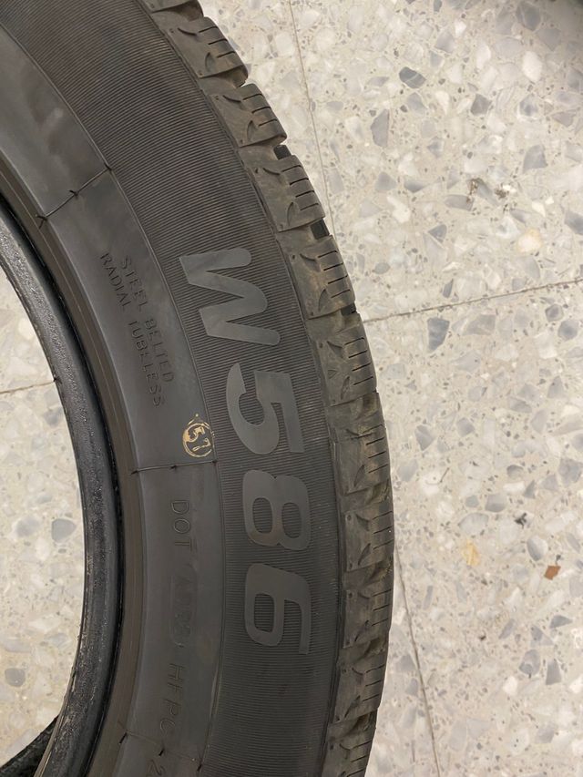 4 neumáticos de nieve.