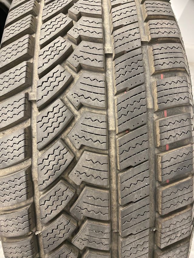 4 neumáticos de nieve.