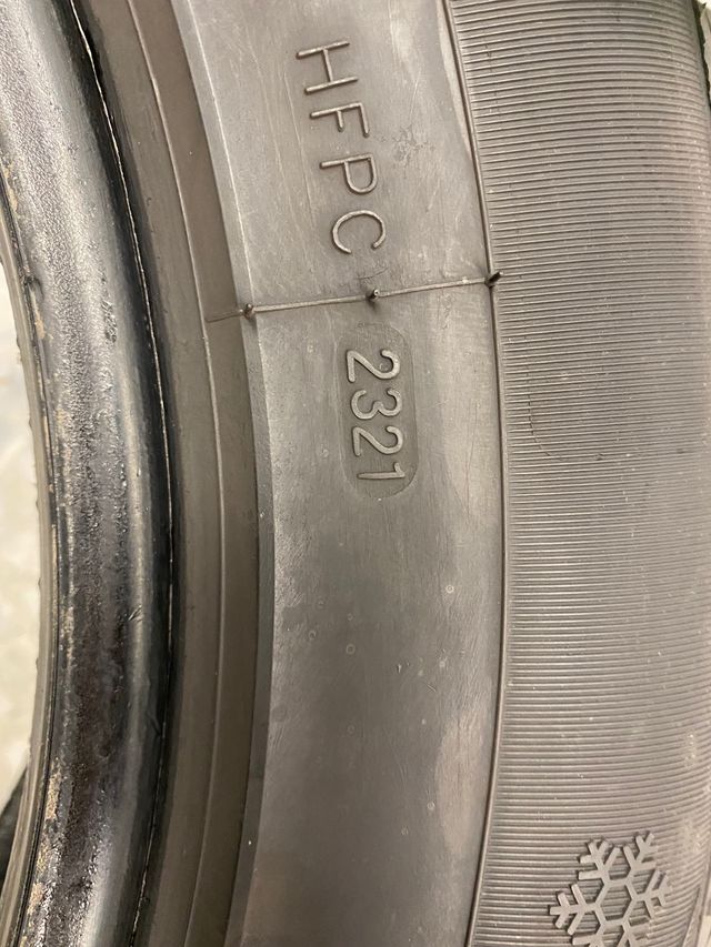 4 neumáticos de nieve.