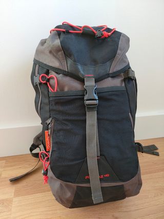 Mochila decathlon forclaz 40 litros de segunda mano por 30 EUR en Sevilla  en WALLAPOP
