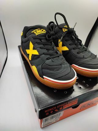 Zapatillas negras Munich gresca 1500606 de segunda mano por 20 EUR en  Martos en WALLAPOP