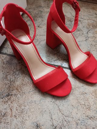 Tacones rojos Bershka de segunda mano por 10 EUR en Murcia en WALLAPOP