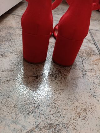 Tacones rojos Bershka de segunda mano por 10 EUR en Murcia en WALLAPOP