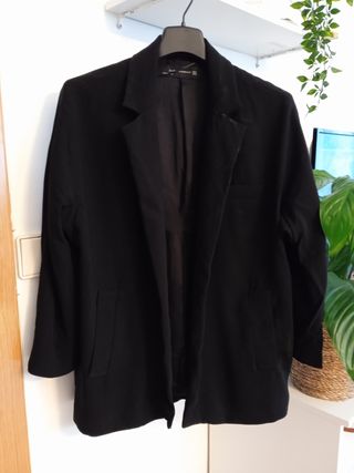 Americana negra Zara de segunda mano por 5 EUR en Castelldefels en WALLAPOP