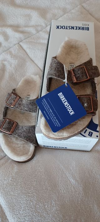 Sandalias borreguito Birkenstock de segunda mano por 25 EUR en La Selva del  Camp en WALLAPOP