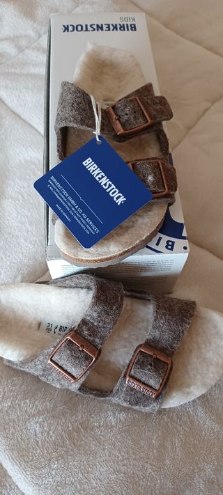 Sandalias borreguito Birkenstock de segunda mano por 25 EUR en La Selva del  Camp en WALLAPOP