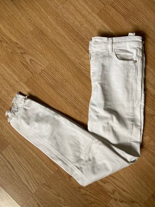 Jeans blancos Stradivarius de segunda mano por 10 EUR en Palencia en  WALLAPOP