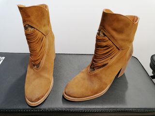 Botas piel mustang nuevas de segunda mano por 22 EUR en Pamplona en WALLAPOP