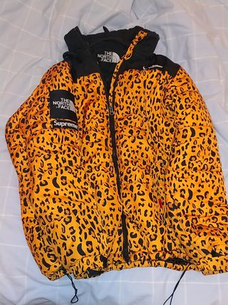 Abrigo Leopardo North Face x Supreme de segunda mano por 100 EUR en  Cercedilla en WALLAPOP