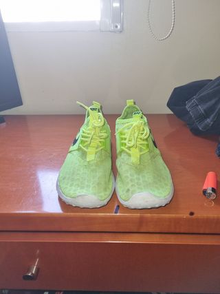 Zapatillas Nike veraniegas amarillo fosforito de segunda mano por 20 EUR en  Playa de Gandia en WALLAPOP