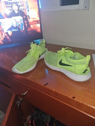 Zapatillas Nike veraniegas amarillo fosforito de segunda mano por 20 EUR en  Playa de Gandia en WALLAPOP