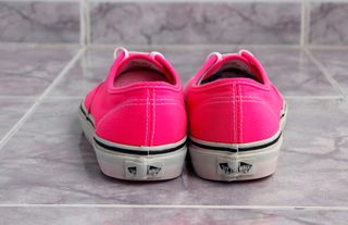 Vans rosa fucsia bajas de segunda mano por 36 EUR en Madrid en WALLAPOP