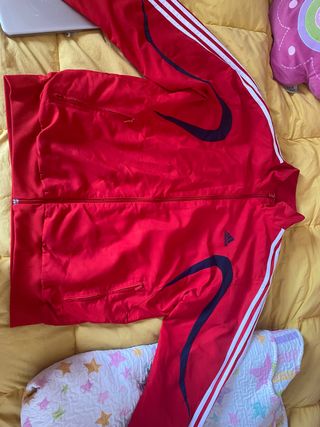 CHAQUETA ADIDAS NUEVA HOMBRE ROJA TALLA L de segunda mano por 15 EUR en  Madrid en WALLAPOP
