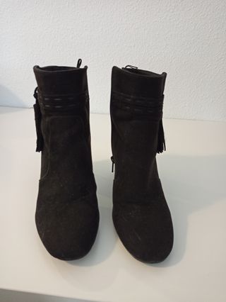 BOTINES NEGROS ANTE de segunda mano por 5 EUR en Vélez-Málaga en WALLAPOP