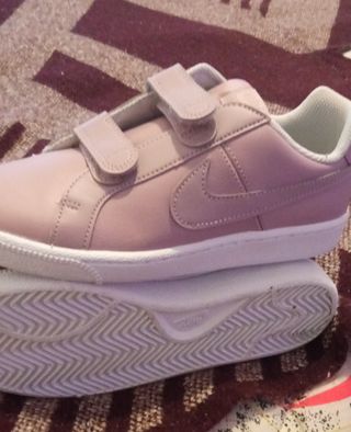Zapatillas Nike niña sin usar. de segunda mano por 20 EUR en Ejea de los  Caballeros en WALLAPOP