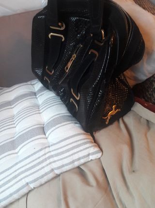 Bolso de piel de serpiente Bimba y Lola negro oro de segunda mano por 30  EUR en Alicante en WALLAPOP