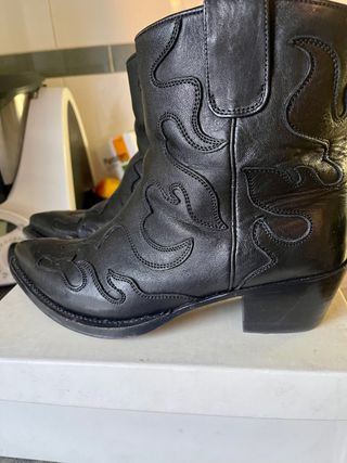 Botín cowboy Bimba y Lola de segunda mano por 90 EUR en Madrid en WALLAPOP