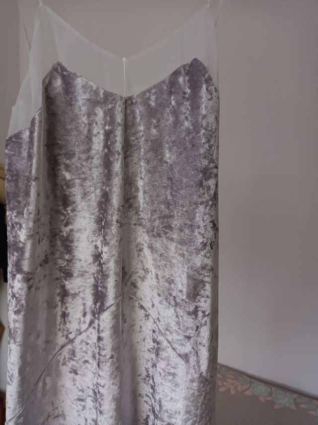 vestido midi de terciopelo gris claro