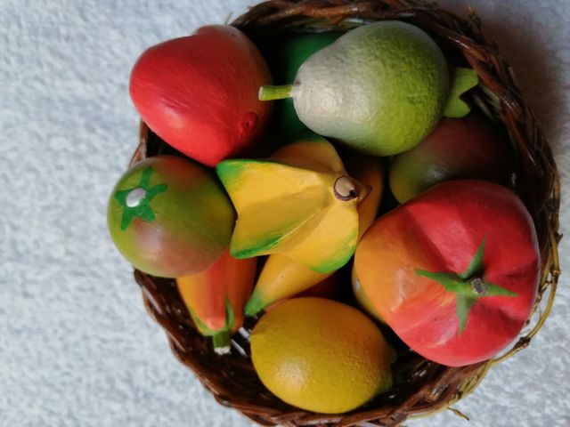 cestino con frutta decorativo