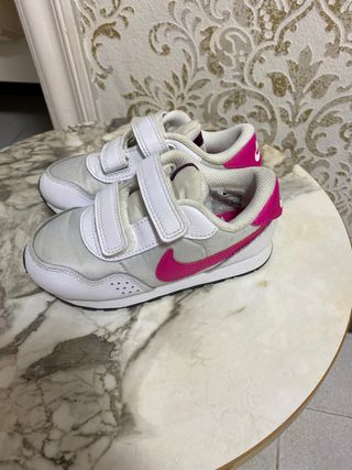 Bambas niña Nike talla 26 de segunda mano por 10 EUR en Mataró en WALLAPOP