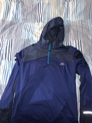 Sudadera running Decathlon de segunda mano por 10 EUR en Pozuelo de Alarcón  en WALLAPOP
