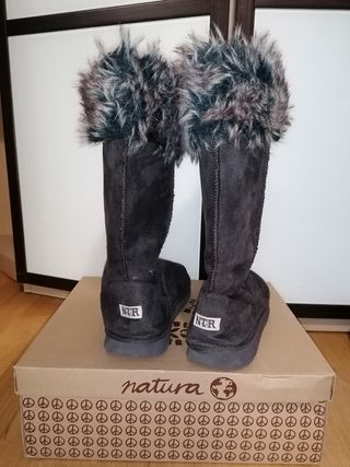 Botas altas tipo UGG de segunda mano por 10 EUR en Huesca en WALLAPOP