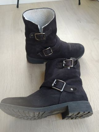 Botas bajas negras, planas de segunda mano por 5 EUR en Madrid en WALLAPOP