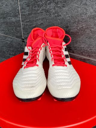 Adidas Predator césped artificial de segunda mano por 22 EUR en Oviedo en  WALLAPOP