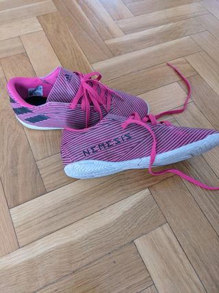 Zapatillas Adidas de fútbol sala Talla 34 de segunda mano por 12 EUR en  Leganés en WALLAPOP