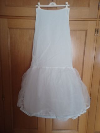 Cancán de novia de segunda mano por 30 EUR en Alcalá de Henares en WALLAPOP