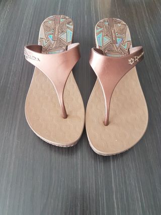 Sandalias ipanema con cuña de segunda mano por 15 EUR en Pozuelo de Alarcón  en WALLAPOP
