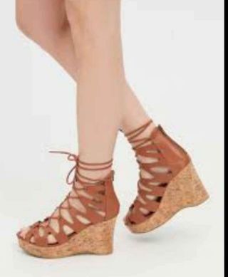 Zapatos, cuñas, sandalias de Inside. Talla 40. de segunda mano por 28 EUR  en Los Bebederos en WALLAPOP
